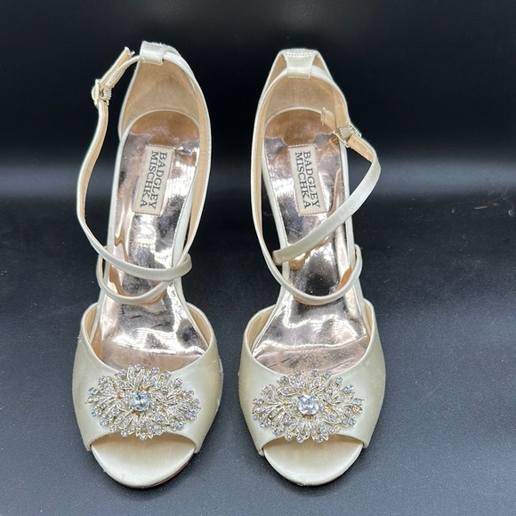 Badgley Mischka
Women's Abigail Crisscross Wedge Sandals size 8 - Picture 2 of 7